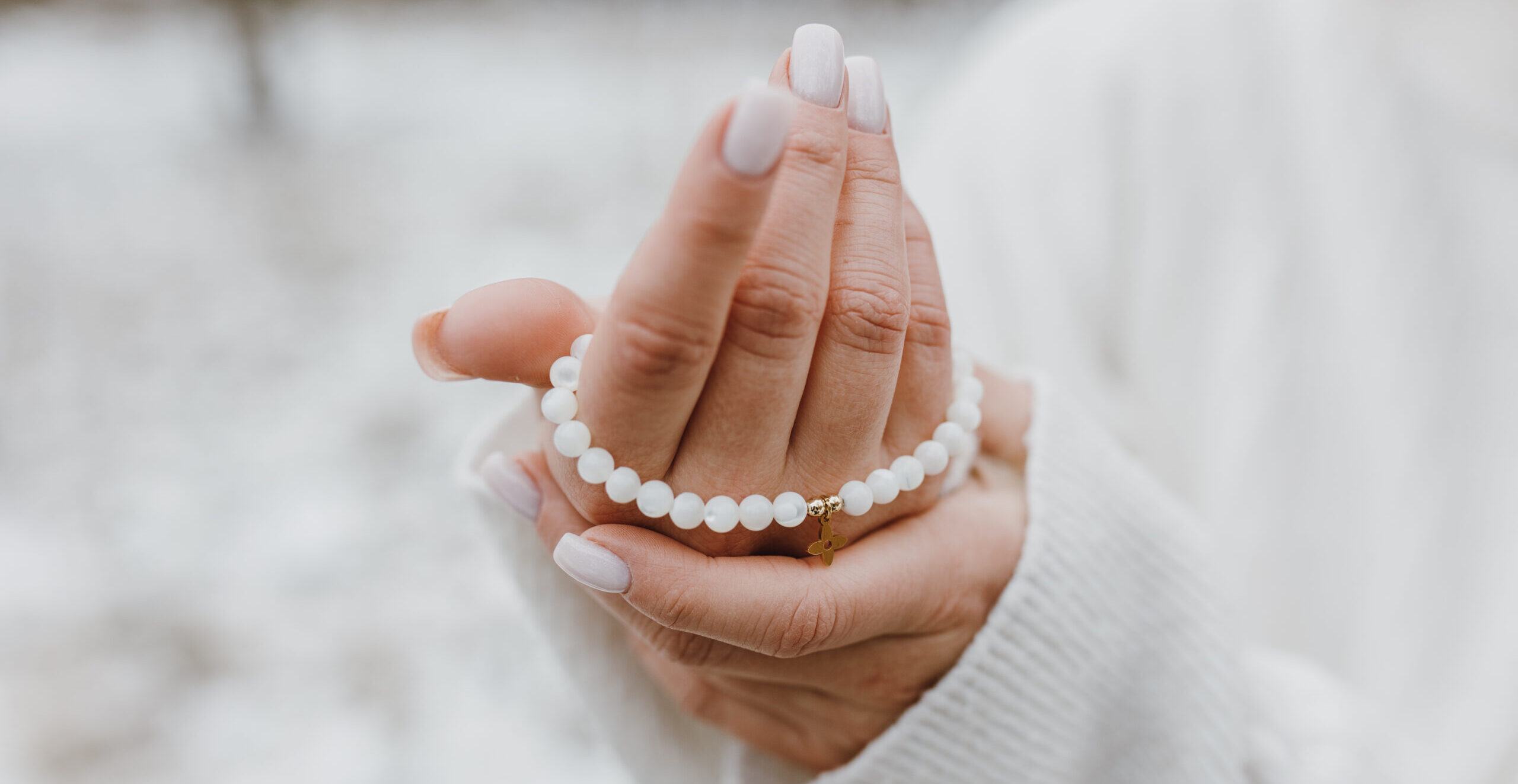 Read more about the article Odkryj Moc Kamieni Naturalnych – Biżuteria, Która Wspiera Twoją Energię